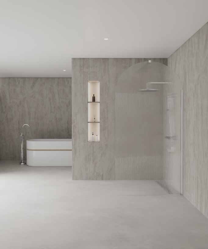 Paroi de douche à l'italienne chromé Nisa en verre cannelé associée à une colonne de douche chromée et un caniveau de douche chromé
