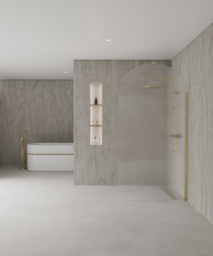 Paroi de douche à l'italienne doré brossé Nisa en verre cannelé associée à une colonne de douche doré brossé et un caniveau de douche doré brossé