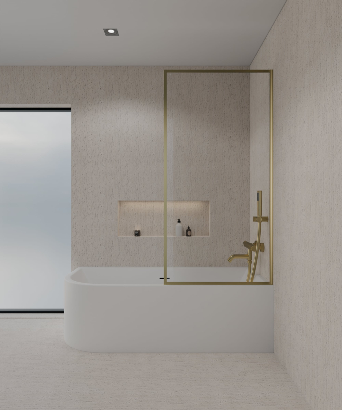 Pare baignoire posée sur une baignoire blanche en verre trempé securit transparent avec cadre en acier inoxydable doré assorti à la robinetterie de bain dorée