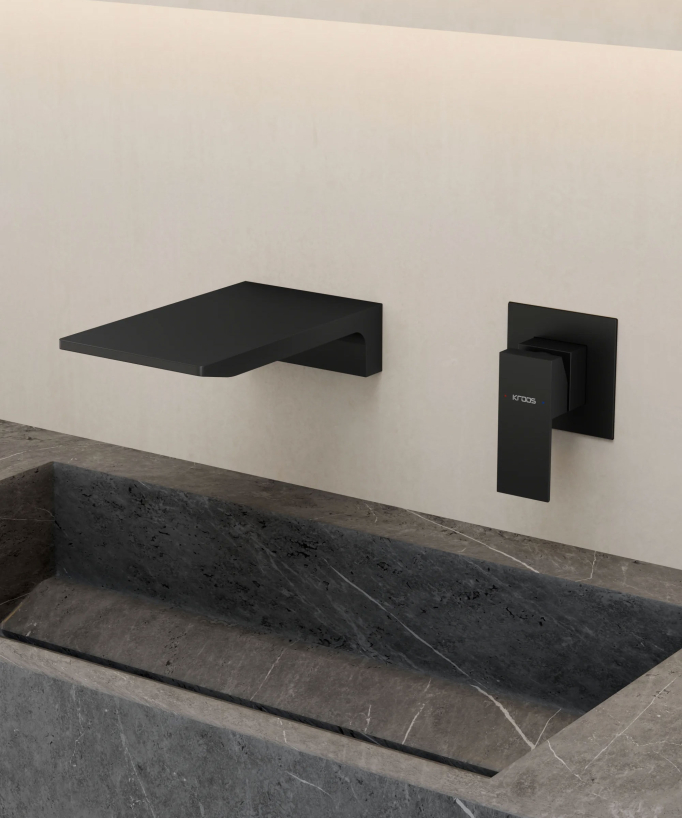 Mitigeur lavabo mural cascade Noir Thilia, fixé sur un mur aux tons beige